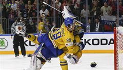 William Nylander ská�e na branká�e Henrika Lundqvista.