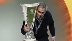 José Mourinho s trofejí pro vítze Evropské ligy