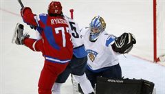 Rjasenskij p�ed finskou brankou.