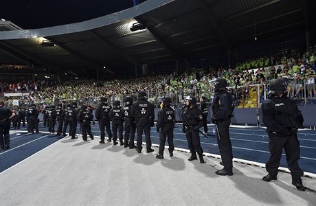 Nmecká policie na fotbale.