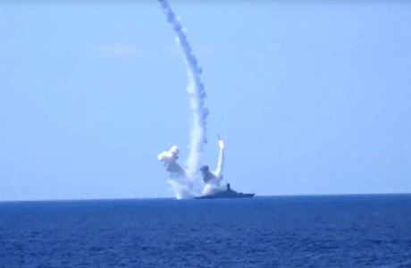 Ruské námořnictvo čtyřmi střelami s plochou dráhou letu, odpálenými z plavidel...