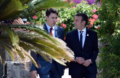 Kanadský premiér Justin Trudeau a francouzský prezident Emmanuel Macron se na...