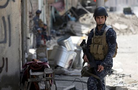 Písluník iráckých jednotek v bitv o Mosul.