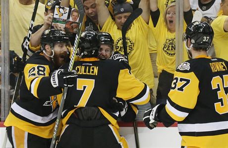 Jake Guentzel (uprosted) se raduje z vítzného gólu v prvním finále NHL.