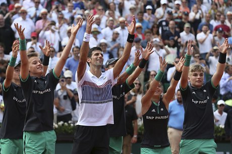 Srb Novak Djokovi poté, co postoupil do 3. kola French Open.