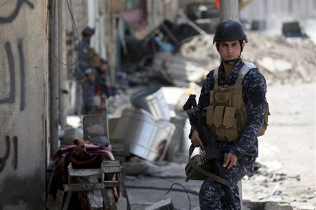 Písluník iráckých jednotek v bitv o Mosul.