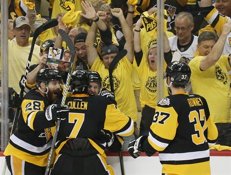 Jake Guentzel (uprosted) se raduje z vítzného gólu v prvním finále NHL.