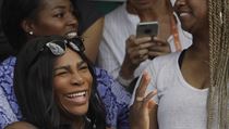 Těhotná Serena Williamsová sleduje svoji sestru Venus na French Open.