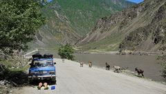 Nejprve jsme jeli údolím eky Panj na hranicích Afghánistánu a Tádikistánu....