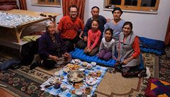 Pijali jsme pozvání na tradiní Kyrgyzstánské jídlo z kohouta. Kohouta jsme si...