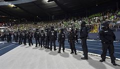 Německá policie na fotbale.