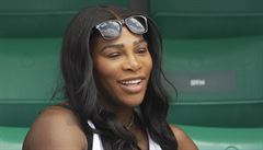 Thotná Serena Williamsová sleduje svoji sestru Venus na French Open.