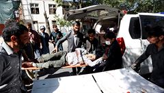 Mu je pepravován do nemocnice po výbuchu v diplomatické tvrti v Kábulu.
