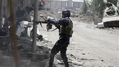 Písluník iráckých jednotek kontroluje dm v Mosulu.