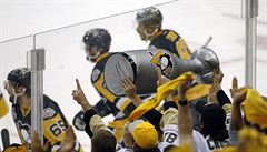 Famouek Pittsburghu slaví s replikou Stanley Cupu.