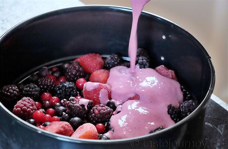 Msto do smoothie rozmixujte ovoce s jogurtem do dortu