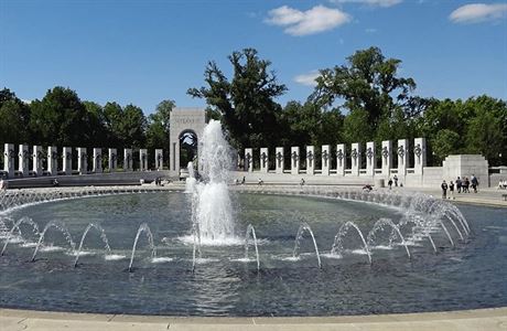 World War II Memorial je rozdlen na dva segmenty s kanou uprosted