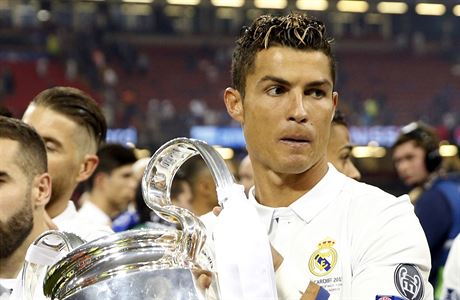 Cristiano Ronaldo s trofejí pro vítze Ligy mistr.