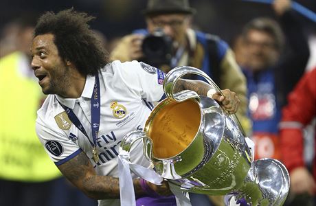 Obránce Realu Madrid Marcelo slaví s trofejí pro vítze Ligy mistr.