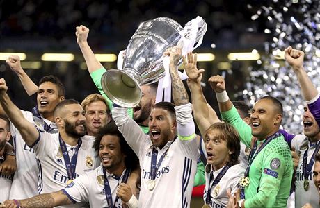 Fotbalist Realu Madrid slav s trofej pro vtze Ligy mistr.