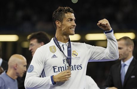 Fotbalista Realu Madrid Cristiano Ronaldo slaví vítzství v Lize mistr.