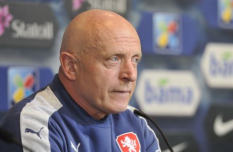 Trenér Karel Jarolím 9. ervna v Oslu na tiskové konferenci eské fotbalové...