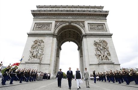 Md a Macron pod jednm ze symbolu modern Francie, Vtznm obloukem.