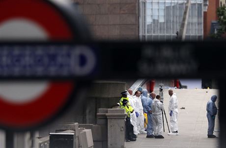 Forenzní policie pracuje v míst útoku v Londýn.