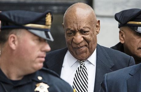 Bill Cosby, dve oblben celebrita, nyn bojuje o svobodu ped soudem.
