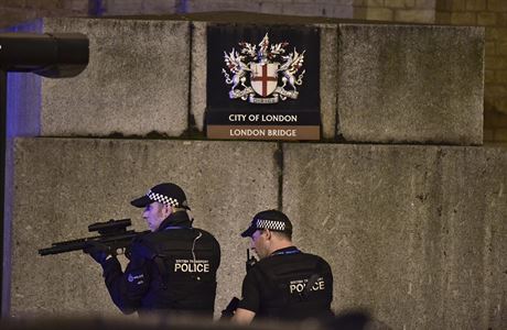 Policisté u London Bridge.