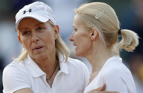 Martina Navrtilov s Janou Novotnou po vtznm zpase na French Open