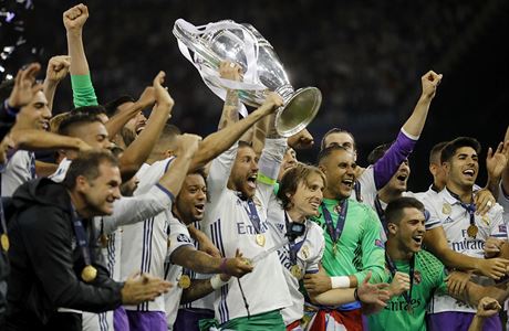 Fotbalisté Realu Madrid oslavují titul v Lize mistr