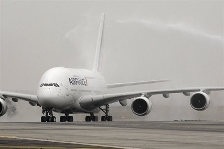 Airbus A380 odstartoval k prvnímu letu pes Atlantik