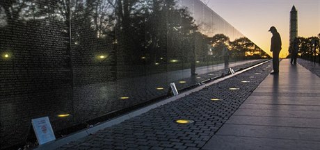 Vietnam Veterans Memorial tvoí erné kamenné desky pokryté v celé ploe jmény...
