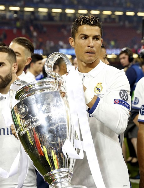 Cristiano Ronaldo s trofejí pro vítze Ligy mistr.