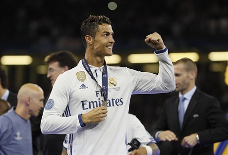 Fotbalista Realu Madrid Cristiano Ronaldo slaví vítzství v Lize mistr.