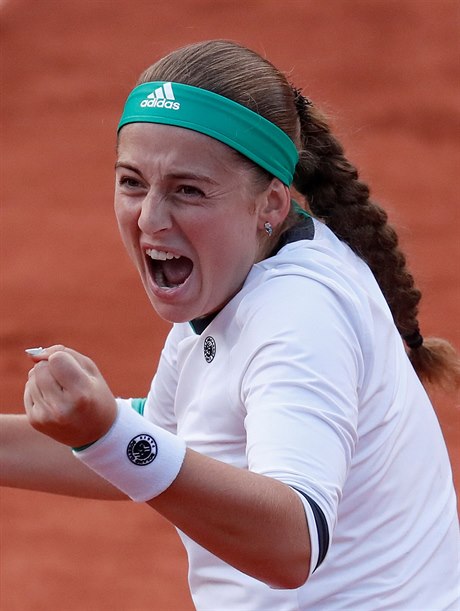 Jelena Ostapenková slaví postup do semifinále French Open.