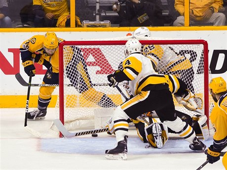 Frédérick Gaudreau pekonává ve 4. zápasu finále Stanley Cupu Matta Murrayho.