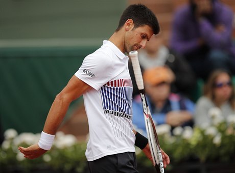 Srb Novak Djokovi ve tvrtfinále French Open proti Rakuanovi Dominiku...