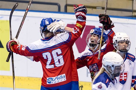 Utkání semifinále eny MS v hokejbalu: R - Slovensko. Zleva radující se eky...