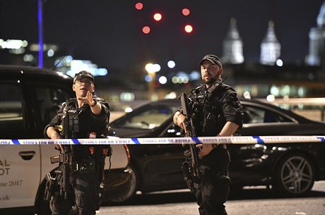 Ozbrojení policisté po londýnském útoku