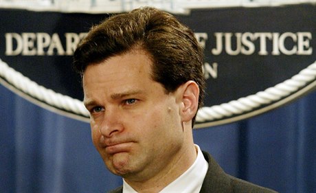 Christopher Wray v roce 2003 bhem tiskové konference na ministerstvu...