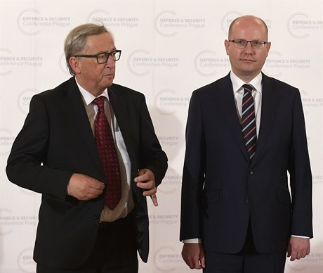 Pedseda Evropské komise Jean-Claude Juncker a eský premiér Bohuslav Sobotka.