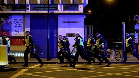 Policisté bí k místu útoku na London Bridge