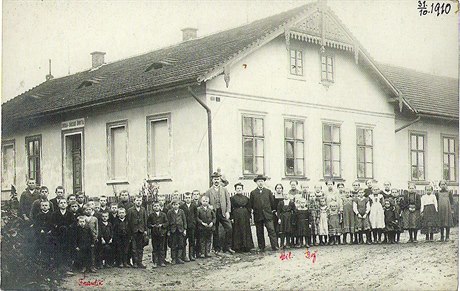 Pláská kola, její áci a zamstnanci v roce 1910