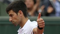 Srb Novak Djokovi ve tvrtfinle French Open proti Rakuanovi Dominiku...