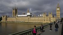 Westminster Bridge ped britskm parlamentem.