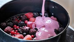 Místo do smoothie rozmixujte ovoce s jogurtem do dortu