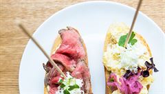 Restaurace se z ulice otevírá prostorem, jeho dominantou je bar se studenými...