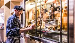 O pár schod dál pak pehlídka aktuální nabídky pokrauje na teplém stanoviti:...